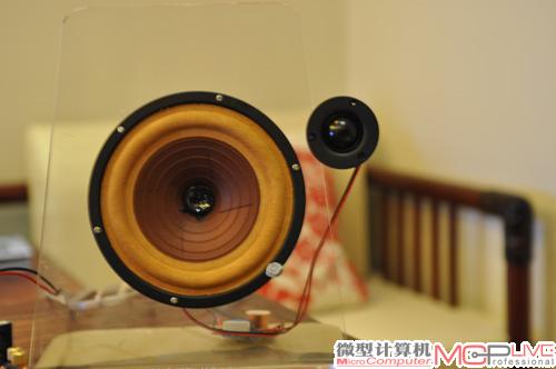 图14：仍在研发当中的无腔体对箱，经我们试听发现，音质相当好。