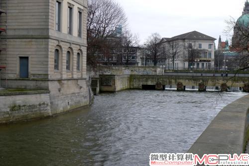 对于穿城而过的河流，我是不是应该用“水量大、河水清澈、没有异味”之类的词汇形容更容易理解。