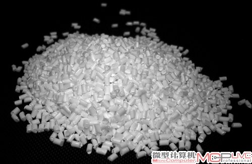 图2：ABS工程塑料原料。