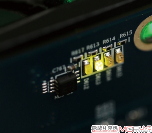 用于显示核心电压大小的指示灯，位于PCB背面的正上方。比如指示灯为绿色时，表示为低电压；指示灯为红色时，表示为高电压。