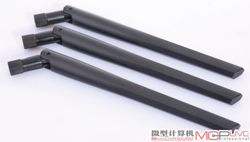 它的三天线设计硬朗，天线造型不是普通的圆柱形，而是类似扁平的直升机旋翼，显得很酷。
