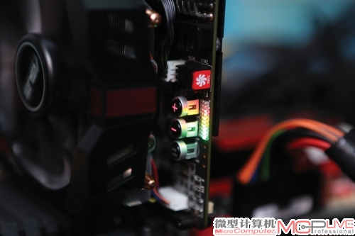 增减电压按钮主要是为极限超频时服务，可以快速调节电压。在按钮旁还搭配有十级灯光指示，1~3级为绿色低电压、4~6为黄色中电压、7~10为红色高电压状态。
