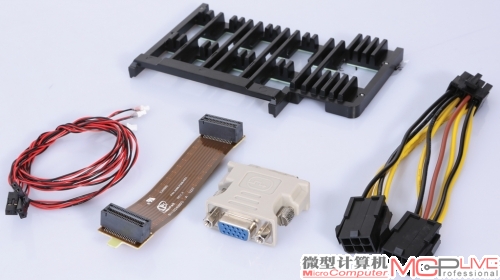 Matrix HD7970附送的配件:DVI转VGA视频接口、pin转接线、硬改套件连接线、显卡交火连接带以及散热片。