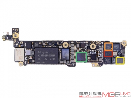 7、iPhone 5s主板真容，左图中蓝色方框处为协处理器位置，红色为苹果A7 APL0698 SoC、橙色为高通MDM9615M LTE芯片、黄色为高通WTR1605L LTE芯片。右图中方框标注处，红色为Skyworks 77355芯片、橙色为Avago A790720芯片、黄色为Avago A7900芯片、绿色为苹果338S120L芯片。