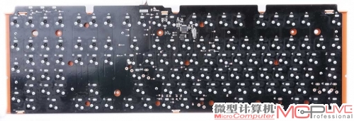 V700的做工扎实，PCB上的焊点牢固清晰，排线扎实而整齐，这也给我们留下了比较不错的印象。