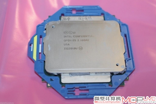 目前已经曝光的LGA2011-E接口的ES处理器顶盖图，可见大变化在于顶盖上下两侧的“护翼”。