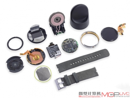 MOTO 360由于具备多重防水功能，拆解较困难，它配备有300mAh锂电池。