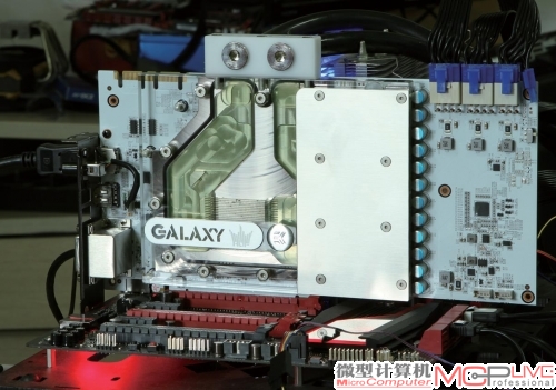 运行中的GTX 780Ti HOF限量版水冷系统，冷液为略带荧光效果的淡绿色冷却液。