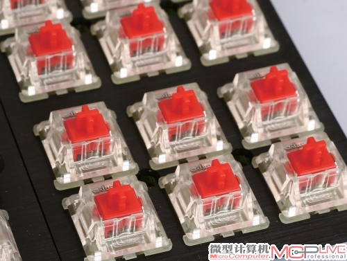 采用的是Cherry MX RGB红轴。与传统MX红轴相比，其轴体整体改为了透明塑料，且不再保留LED灯位插孔，改为使用SMD LED作为背光源。但在手感上，与MX红轴完全一致。