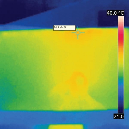 在运行了20分FurMark后，新iMac背面的高温度只有39.3℃，表现不错。