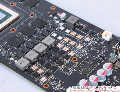 映众ICHILL GTX970 Ultra冰龙超级版显卡供电设计基本沿袭了公版GTX 980，料件品质不错，但MOS管略有缩水。