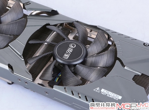 影驰GTX970黑将的散热系统搭配了10cm直径的双风扇，其中末端一个还配备了智能温控技术，可在轻载时完全关闭。