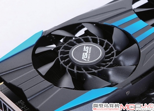 华硕龙骑士GTX 970显卡的散热器也是双风扇系统，在靠近核心的位置使用了混合动力风扇，集下压和涡轮风扇的特点与一身，能兼顾风压与风流面积。