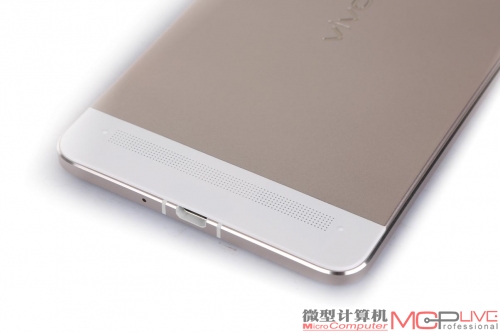 vivo X5Max背部采用三段式设计，扬声器设计在机身背盖下端。