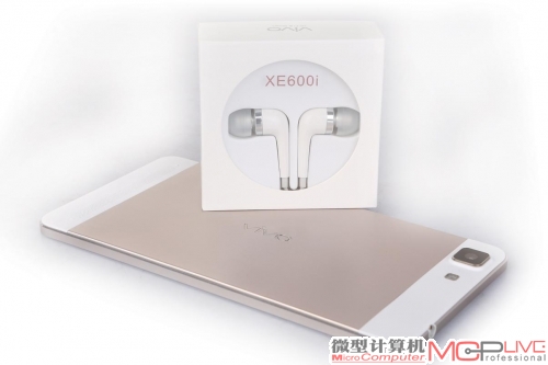 vivo X5Max主打音乐，不只是在内部增加了音效芯片，搭配的XE600i耳机效果也不错。