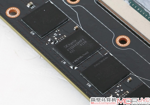 GTX 980Ti(左)使用SK海力士32bit×128M颗粒，12颗组成384bit、6GB规格。GTX TITAN X则使用的是SK海力士16bit×128M颗粒，24颗组成384bit、12GB规格。